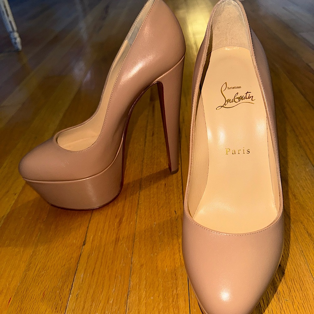 AUTHENTIC Christian Louboutin Nude leather heels size 39